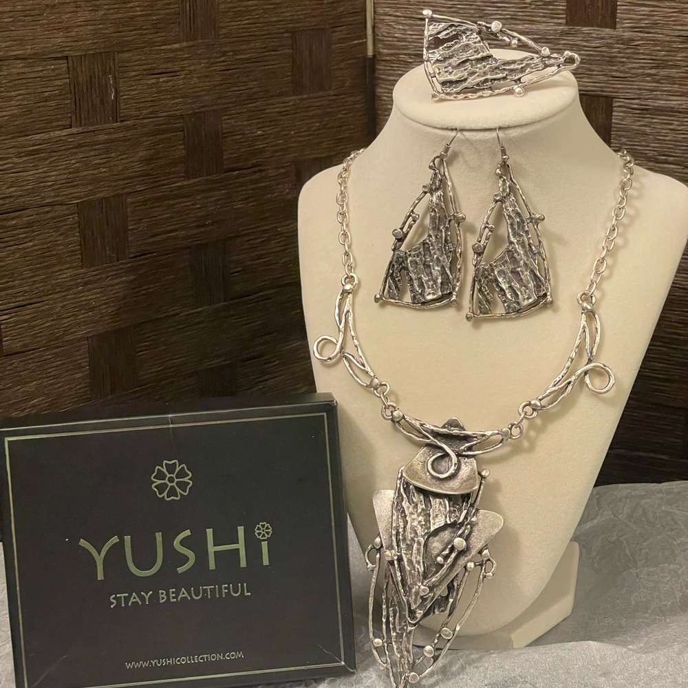 Yushi Silver Artistic Necklace Set